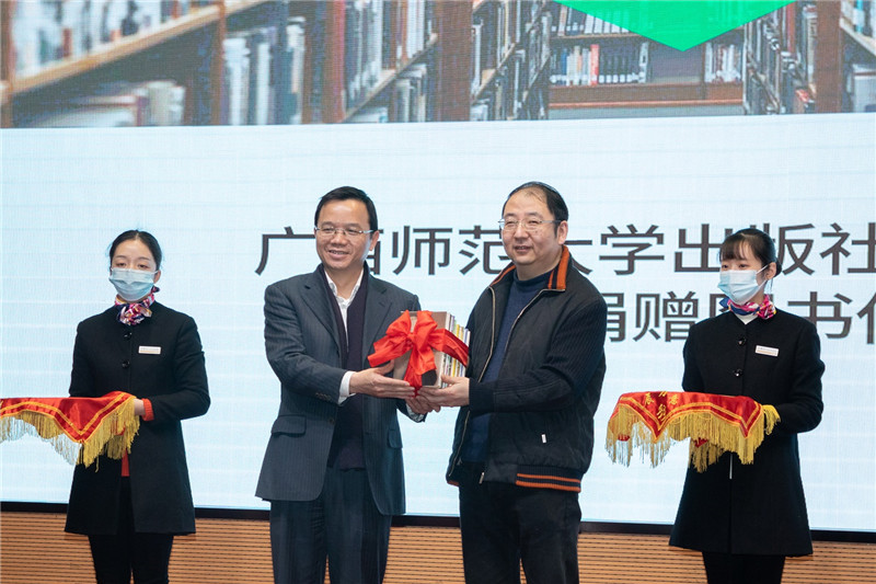 廣西師范大學(xué)出版社向重慶圖書(shū)館捐贈圖書(shū)（朱昊 黃登  攝）.jpg