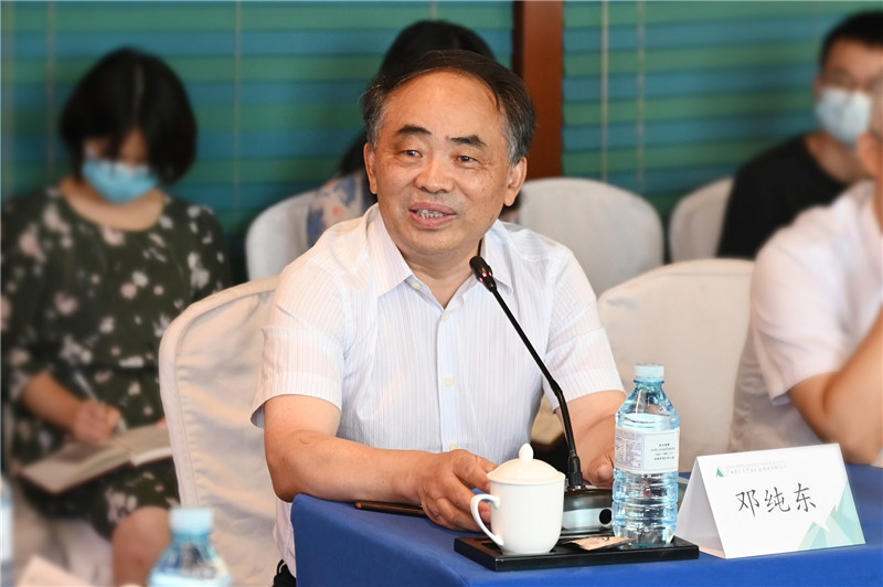 07 全國政協(xié)委員，中國政策科學(xué)研究會(huì )副院長(cháng)，中國社會(huì )科學(xué)院馬克思主義研究院原院長(cháng)、黨委書(shū)記鄧純東作主旨演講（李顯楊 攝）.jpg