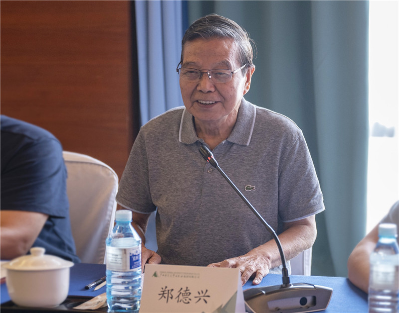 08 原中共中央文獻研究室副秘書(shū)長(cháng)、中央文獻出版社原社長(cháng)鄭德興作主旨演講（李顯楊 攝）.jpg