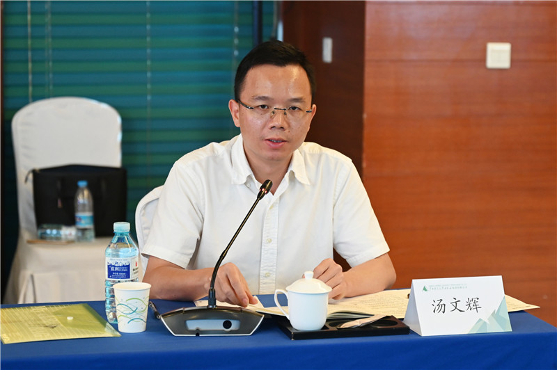 19 廣西師范大學(xué)出版社集團黨委副書(shū)記、總編輯湯文輝主持論壇（李顯楊 攝）.jpg