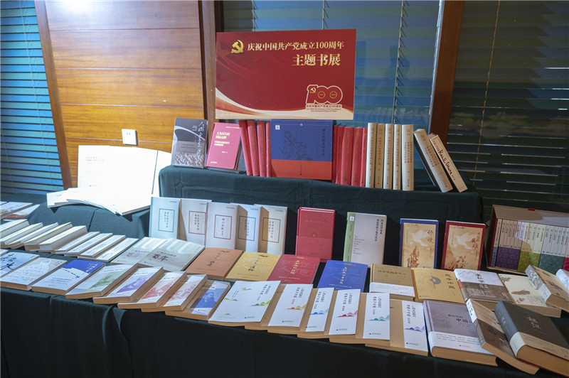 20 廣西師范大學(xué)出版社慶祝中國共產(chǎn)黨成立100周年主題出版精品書(shū)展（李顯楊 攝）.jpg