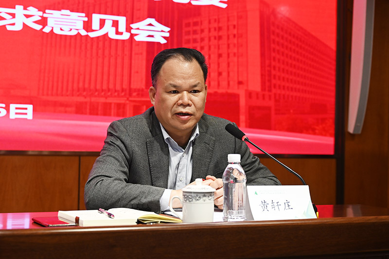 3.出版社集團黨委書(shū)記、董事長(cháng)黃軒莊作表態(tài)講話(huà).JPG