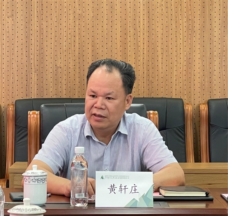 集團公司黨委書(shū)記、董事長(cháng)黃軒莊介紹集團公司情況 李天皓 攝.jpg