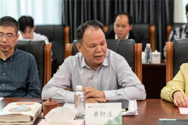 集團公司黨委書(shū)記、董事長(cháng)、基金會(huì )常務(wù)副理事長(cháng)黃軒莊講話(huà).jpg