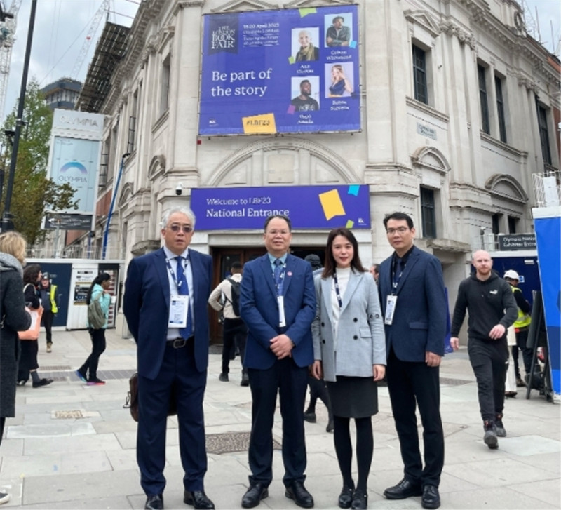 集團公司代表在倫敦OLympia 展覽中心合影（肖莉攝）.jpg