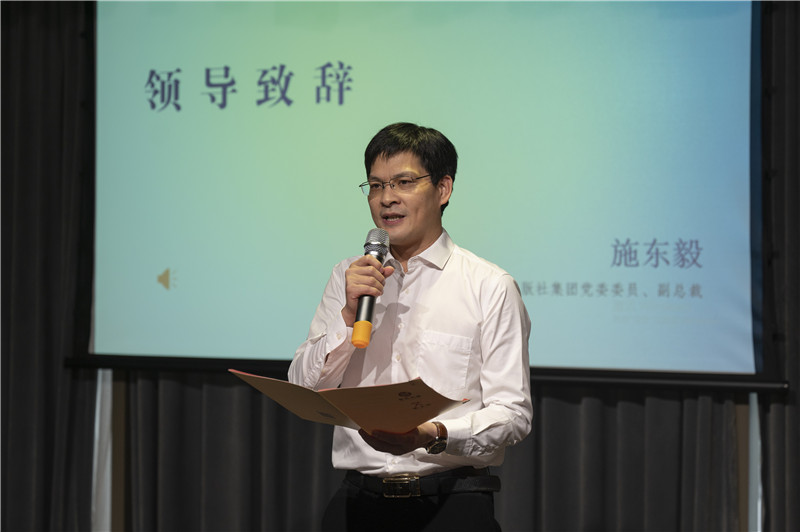 廣西師范大學(xué)出版社集團黨委委員、副總裁施東毅為與會(huì )來(lái)賓介紹廣西師大社在文化服務(wù)、閱讀推廣方面的成果（攝：李顯楊）.jpg