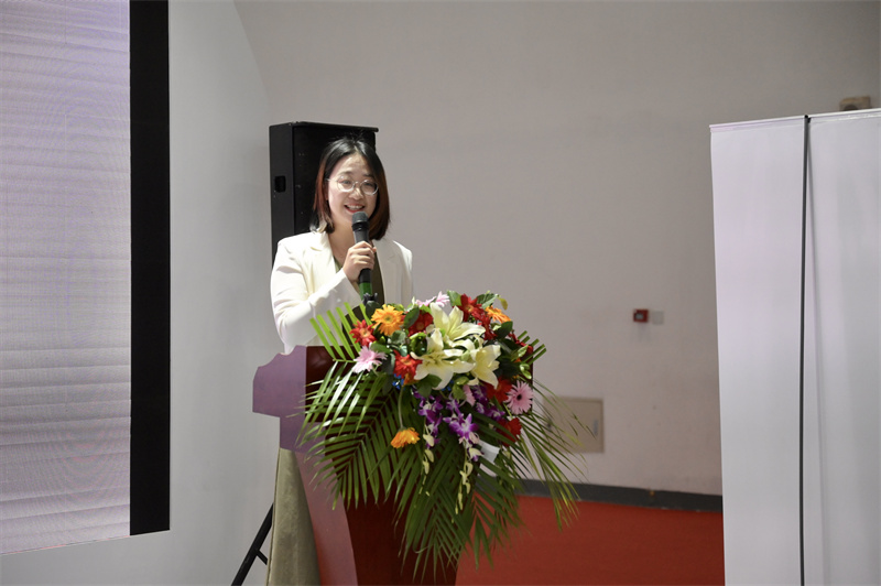 推薦會(huì )現場(chǎng)，張笑塵女士介紹藝術(shù)之橋空間情況.jpg