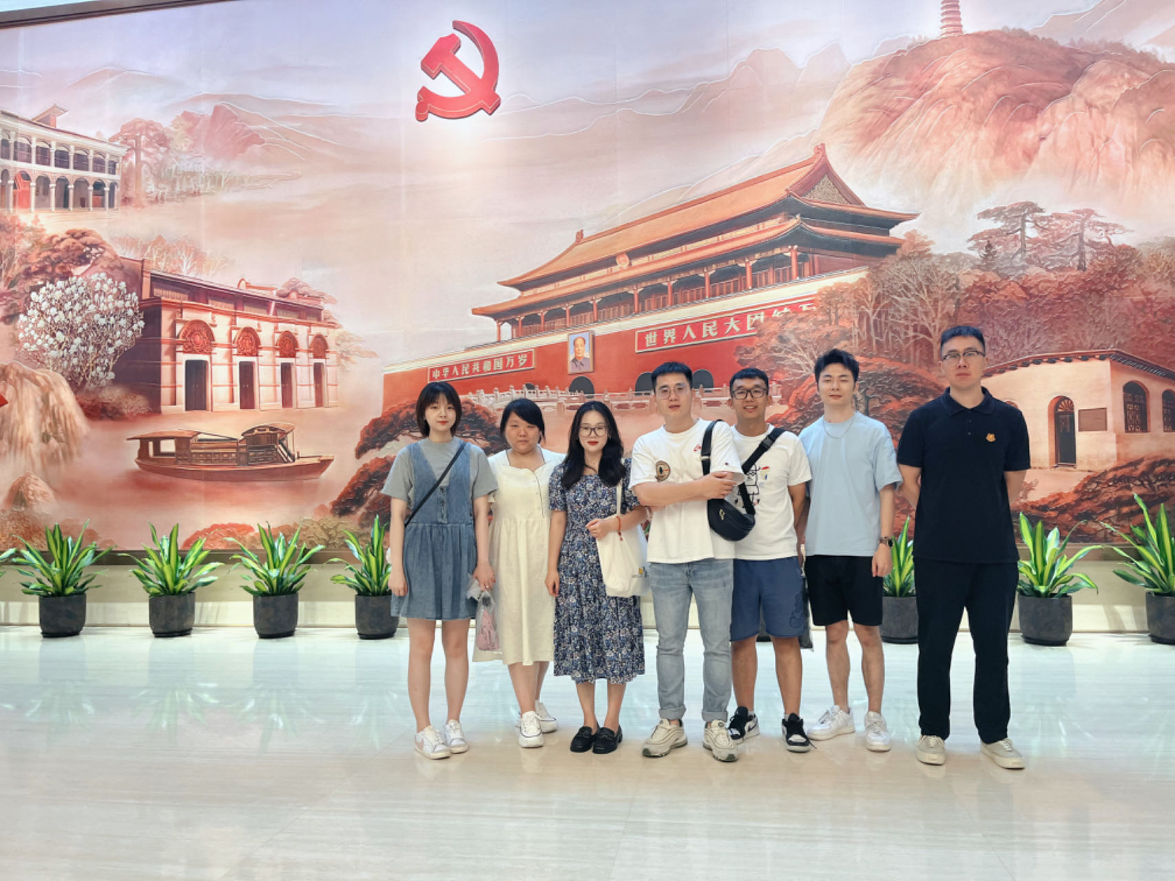 1.在中共一大會(huì )址紀念館合影.jpg