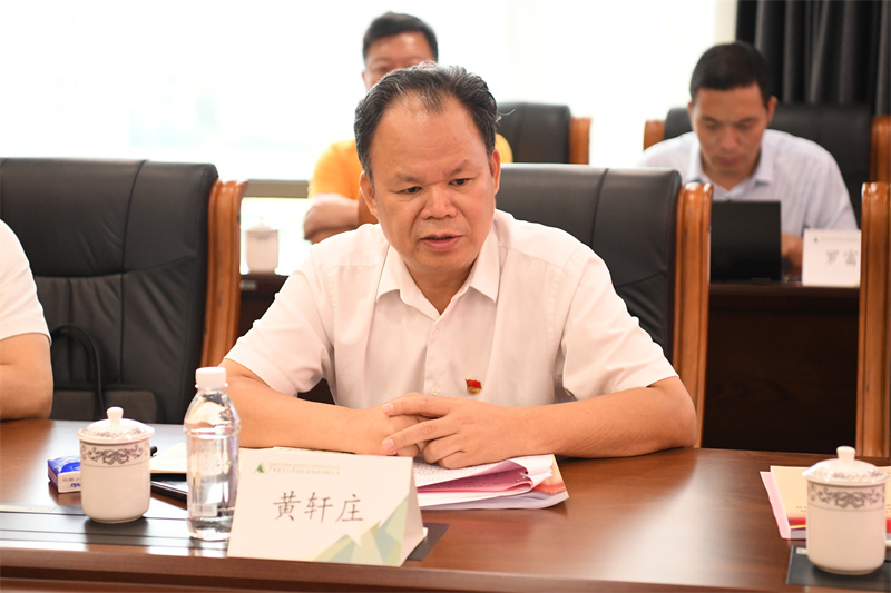 3.集團公司黨委書(shū)記、董事長(cháng)黃軒莊代表領(lǐng)導班子作對照檢查發(fā)言 李顯楊攝.jpg