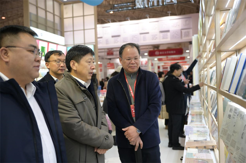 自治區黨委宣傳部副部長(cháng)利來(lái)友（中）視察集團公司展位 秦念 攝.jpg