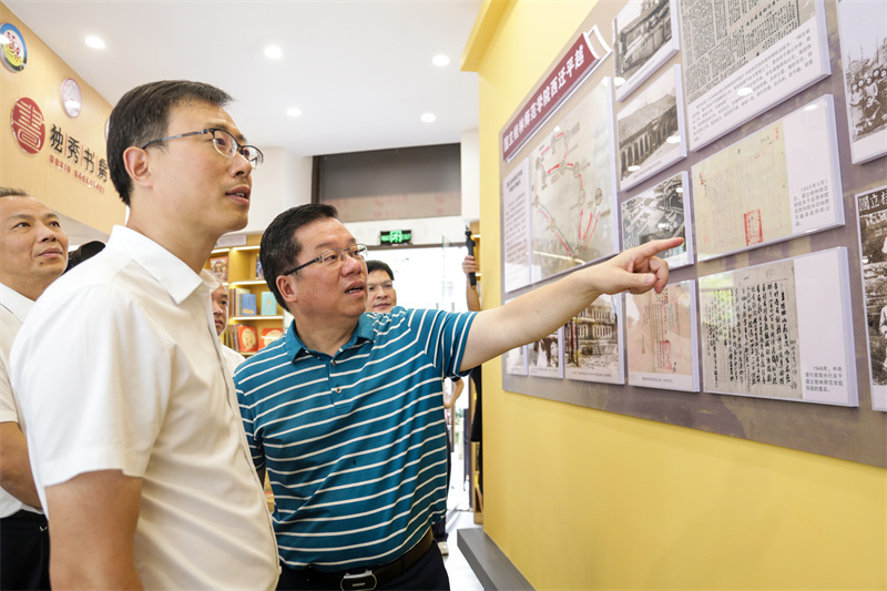 7.夏世飛（左）、賀祖斌（右）在歷史文化墻前參觀(guān).jpg