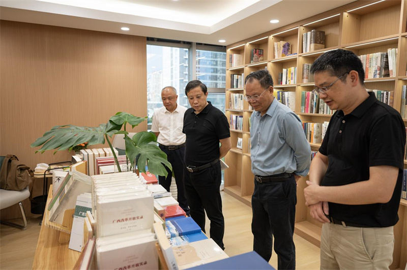 與會(huì )嘉賓與師大、集團領(lǐng)導參觀(guān)服務(wù)地方文化主題書(shū)展.jpg