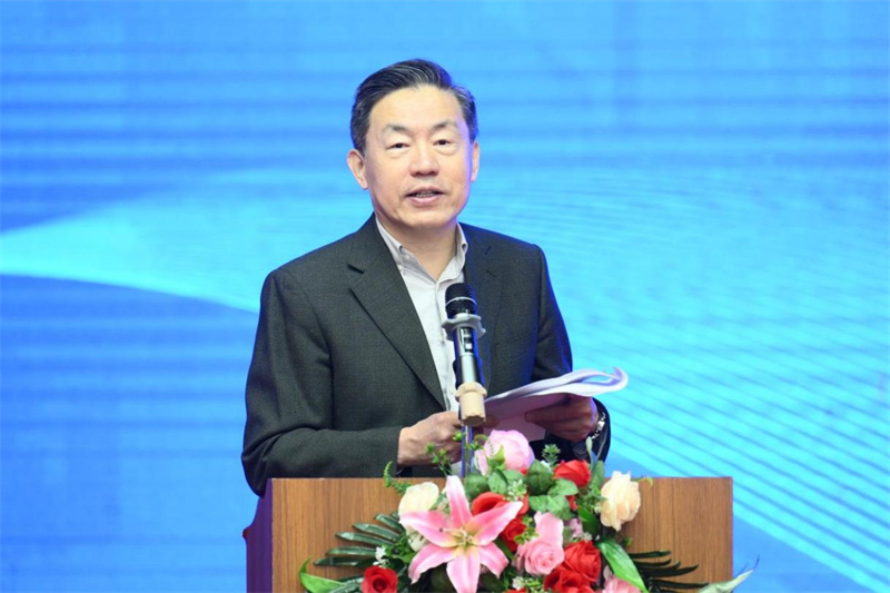 中國新聞出版研究院原副院長(cháng)、第六屆中國書(shū)刊發(fā)行業(yè)協(xié)會(huì )副理事長(cháng)、中華出版促進(jìn)會(huì )國際工委學(xué)術(shù)委員會(huì )主任委員范軍主持開(kāi)幕式.jpg