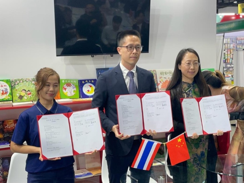 《近鏡頭：溫暖的瞬間》泰文版簽約合影。（盧雯 攝)_副本_副本.jpg