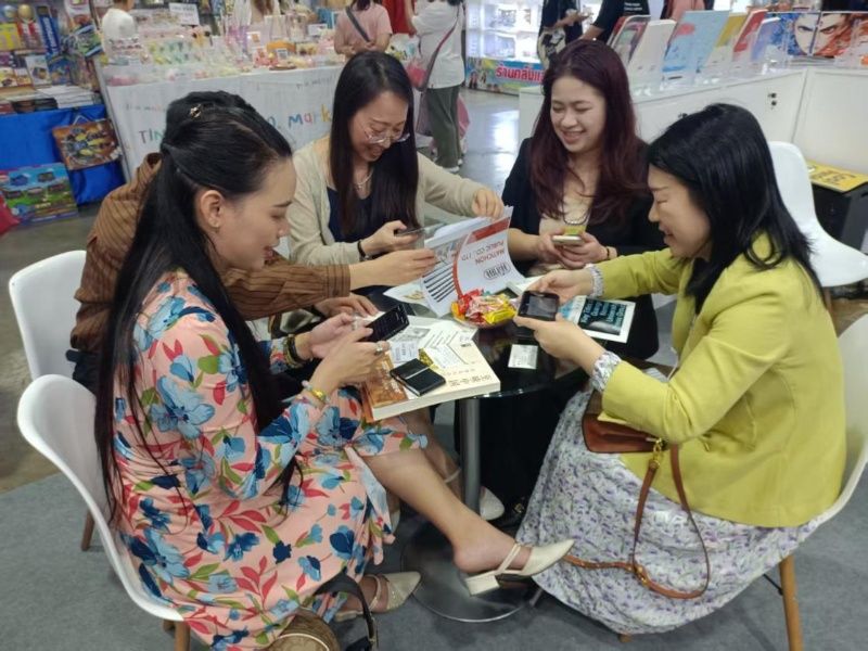 在現場(chǎng)進(jìn)行版權洽談。（馬文玉 攝）_副本.jpg