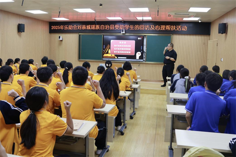 潘老師引導同學(xué)們宣誓（劉志歡 攝）.jpg