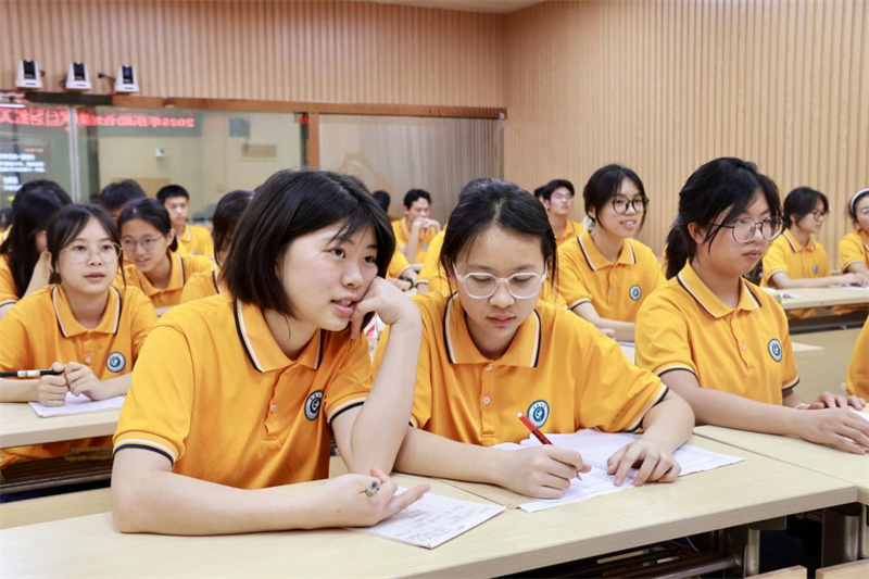 同學(xué)們在老師的引導下互動(dòng)交流（劉志歡 攝）.jpg