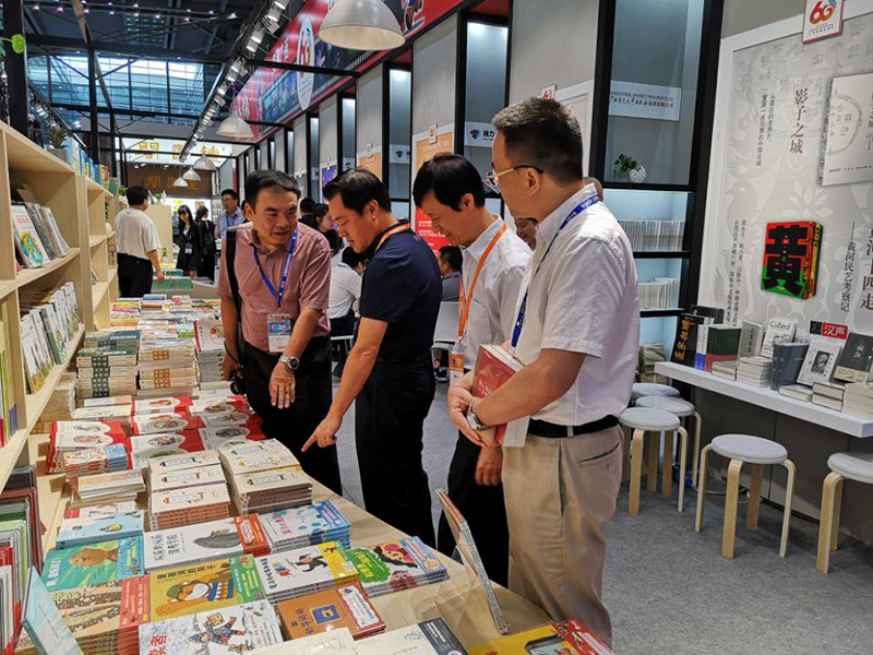 自治區政協(xié)科教文衛體委員會(huì )主任委員彭綱（左二），自治區新聞出版廣電局黨組成員、副局長(cháng)朱為范（右二）到集團公司展位視察.jpg