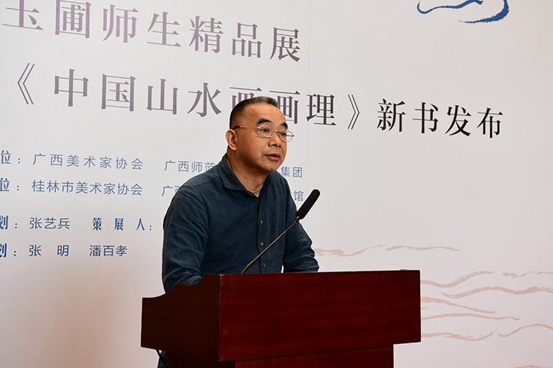 3.廣西美術(shù)家協(xié)會(huì )副主席、桂林市美術(shù)家協(xié)會(huì )主席張賢致辭（李顯楊攝）.JPG