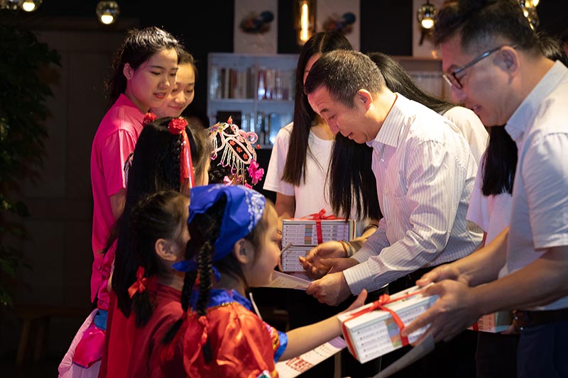 吳郭泉校長(cháng)、韋俊平副校長(cháng)為朗讀者頒布證書(shū) （黃珊虎 攝） 黃珊虎 攝.jpg