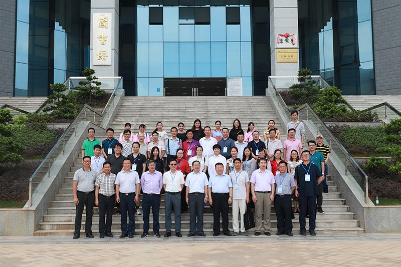 參加新書(shū)發(fā)布會(huì )代表合影（孔小東攝）.jpg