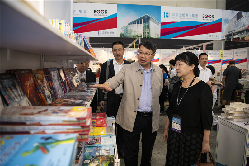 自治區黨委宣傳部副部長(cháng)、自治區新聞出版局（版權局）局長(cháng)呂潔視察集團公司展位_副本.jpg