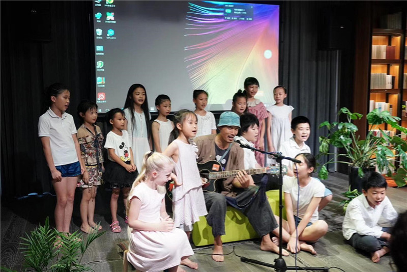 岜農與森林谷小學(xué)彈唱會(huì )及《低頭種地，抬頭唱歌》新書(shū)發(fā)布.jpg