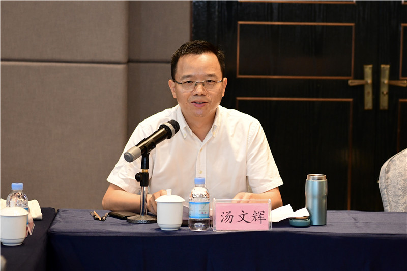 廣西師大出版社集團黨委副書(shū)記、總編輯湯文輝主持會(huì )議.jpg
