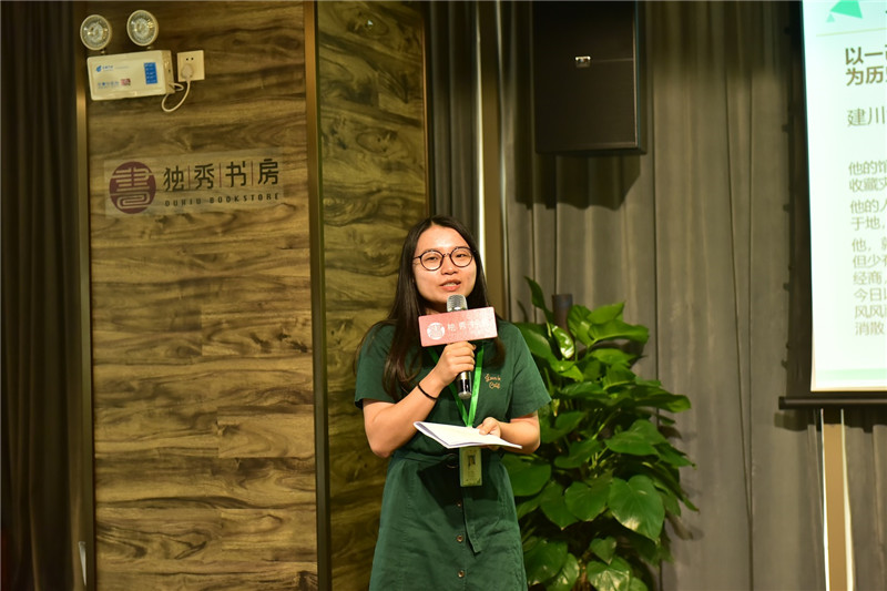 廣西師范大學(xué)出版社深圳貝貝特編輯王倩云介紹新近出版的好書(shū)  秦念攝.JPG