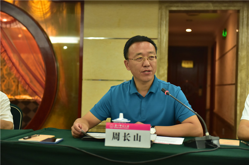 廣西師范大學(xué)教務(wù)處處長(cháng)、《廣西通史》（十卷本）主編周長(cháng)山教授介紹編撰情況（郭倩 攝）.JPG