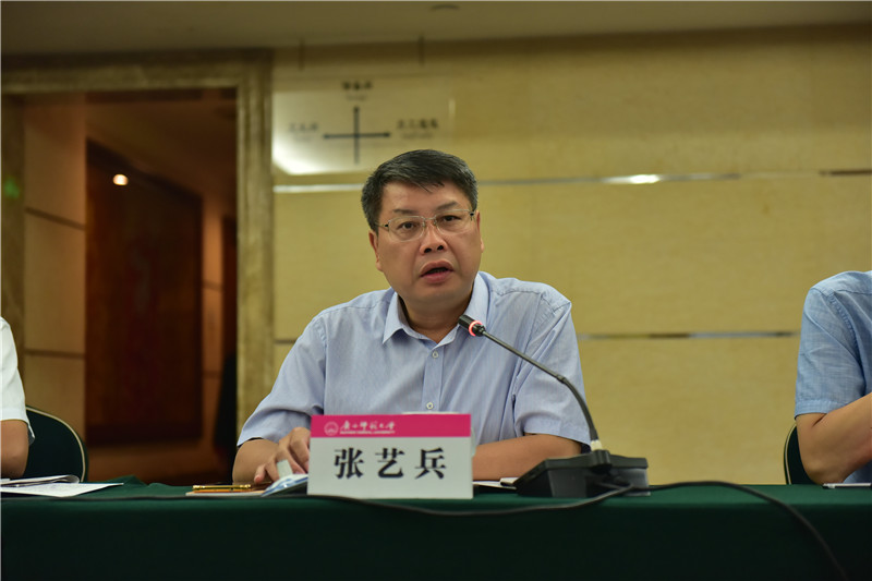 廣西師范大學(xué)出版集團有限公司黨委書(shū)記、董事長(cháng)張藝兵介紹《廣西通史》（十卷本）出版情況 （郭倩 攝）.JPG