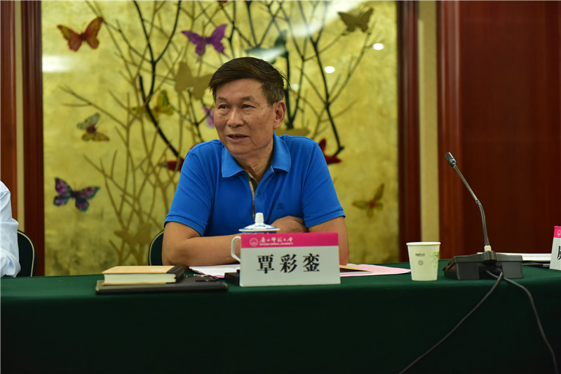 廣西壯學(xué)會(huì )會(huì )長(cháng)、廣西民族研究中心研究員覃彩鑾發(fā)言（郭倩 攝）.JPG