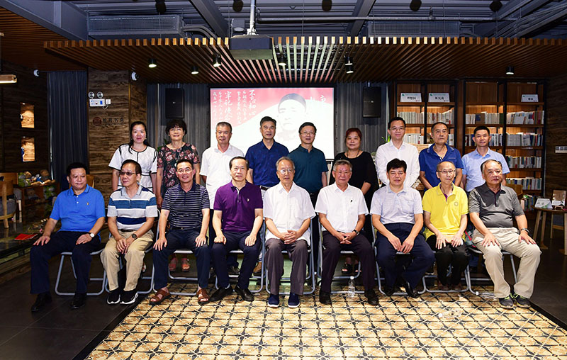 桂林市相關(guān)單位領(lǐng)導，唐景崧同胞三翰林研究會(huì )專(zhuān)家，廣西師大、廣西師大出版社領(lǐng)導合影（李顯楊攝）.JPG