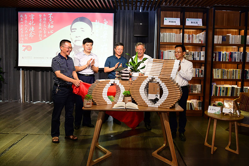 新書(shū)揭幕（左起灌陽(yáng)縣人大常委會(huì )副主任袁高明，廣西師大校黨委常委、紀委書(shū)記莫坷，桂林市社科聯(lián)主席隆斌，作者文崇禮，廣西師大出版社黨委副書(shū)記、總編輯湯文輝）（李顯楊攝）.JPG