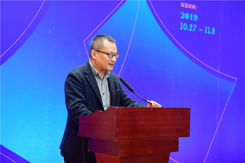 廣西師范大學(xué)出版社美術(shù)館館長(cháng)張明主持開(kāi)幕式 （李顯楊 攝） (2).jpg