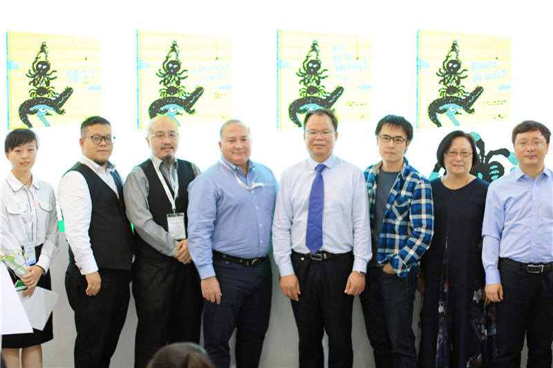 左起：黃安然（桂林魔法象文化傳播有限公司副總經(jīng)理，廣西師范大學(xué)出版社馬來(lái)西亞分社社長(cháng)）、魏運發(fā)（亞洲城市書(shū)苑中國區域業(yè)務(wù)拓展顧問(wèn)）、周和（馬來(lái)西亞亞洲智庫有限公司執行董事）、約翰·夸特羅基（美國艾伯特·惠特曼出版社總裁）、黃軒莊（廣西師范大學(xué)出版社集團黨委書(shū)記、董事長(cháng)）、楊思帆（《錯了？》作者）、劉惠貞（中國臺灣摩客網(wǎng)絡(luò )訊息科技股份有限公司董事長(cháng)）、張俊顯（廣西師范大學(xué)出版社集團董事長(cháng)助理，桂林魔法象文化傳播有限公司董事長(cháng)兼總經(jīng)理）馮彥中_攝JPG.JPG