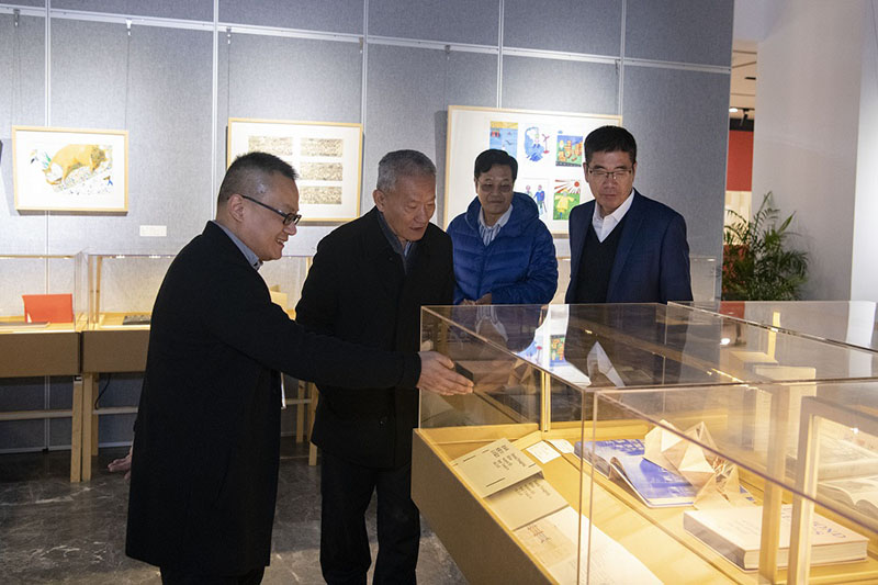 9.國家新聞出版廣電總局原副局長(cháng)、中國出版協(xié)會(huì )常務(wù)副理事長(cháng)鄔書(shū)林（左二）先生參觀(guān)展覽（李顯楊攝）.jpg