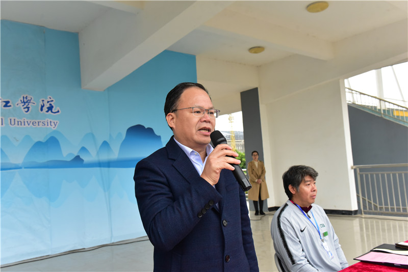 3廣西師范大學(xué)黨委常委、集團公司黨委書(shū)記、董事長(cháng)黃軒莊宣布比賽開(kāi)幕（秦念  攝）.JPG