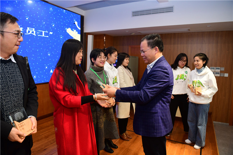 集團黨委書(shū)記、董事長(cháng)黃軒莊為“魔法象五周年致敬員工”頒發(fā)榮譽(yù)獎?wù)?2.27（攝 李顯揚）.JPG