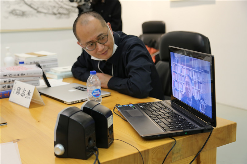 邱志杰與美術(shù)史學(xué)家、中國美術(shù)學(xué)院教授范景中視頻連線(xiàn)（虛苑供圖）.jpg
