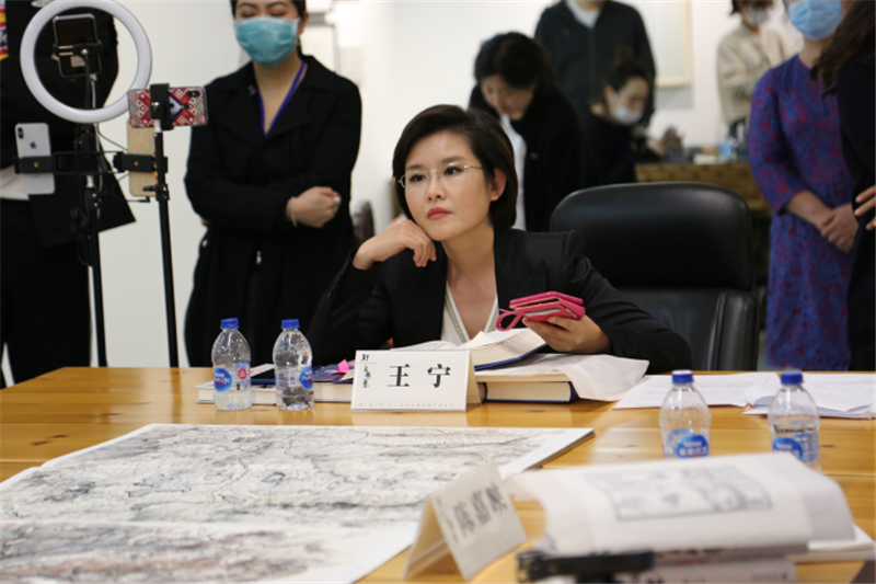 央視主持人、“鏡閱讀”計劃發(fā)起人王寧主持對談環(huán)節（虛苑供圖）.png