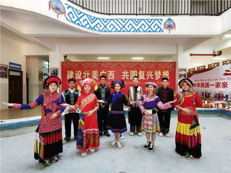 百色民族高級中學(xué)學(xué)生身穿少數民族服飾，分別用代表方言解讀詩(shī)歌《繡袈裟衣緣》（黃立情 攝）.jpg