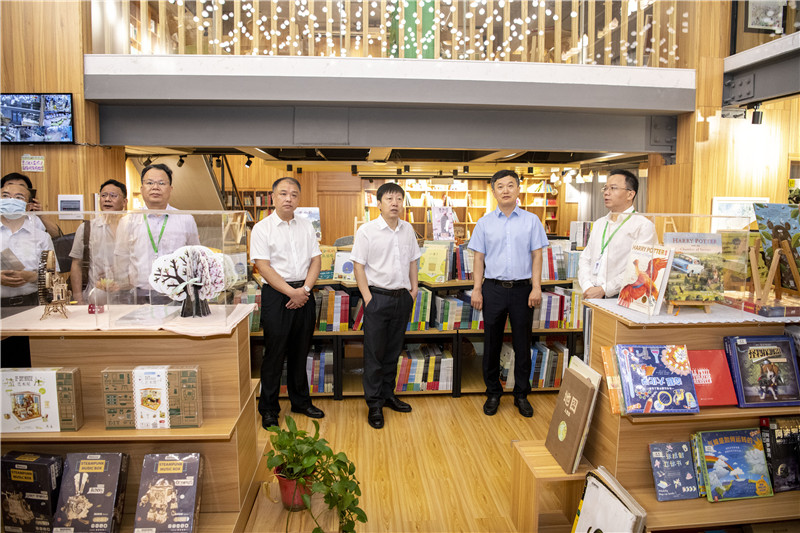 07 考察魔法象童書(shū)館（李顯楊 攝）.jpg