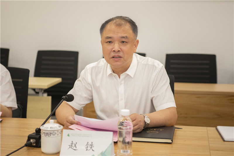 04 校黨委副書(shū)記趙鐵主持座談會(huì )（李顯楊 攝）.jpg